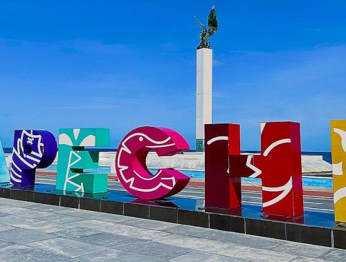 Mexiko Campeche - Bunte Buchstaben, die das Wort Campeche darstellen. Im Hintergrund ein Denkmal